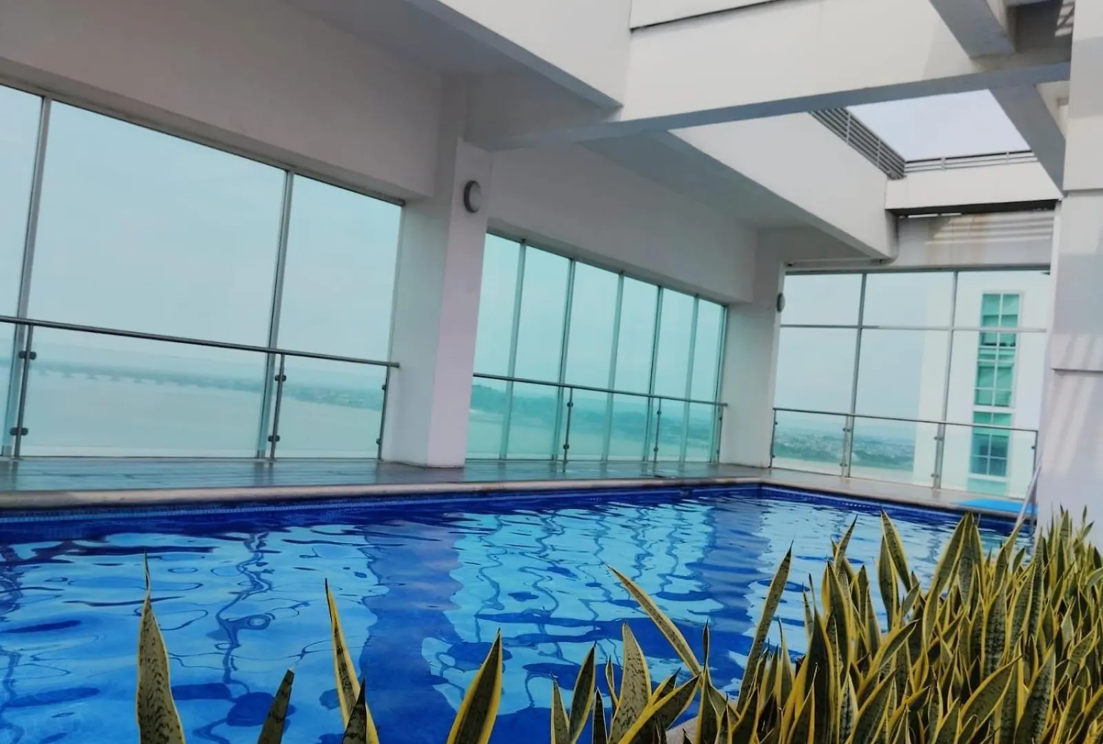 Διαμέρισμα Luxuri Suite Vista Al Rio Γκουαγιακίλ